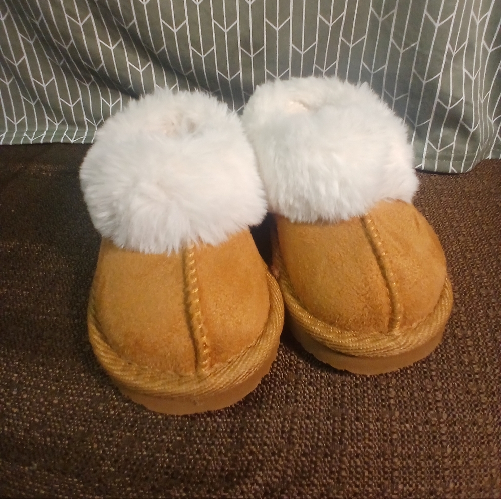 Baby Cozy Tan Slippers with White Fur Trim Size 4 Note 👇👇